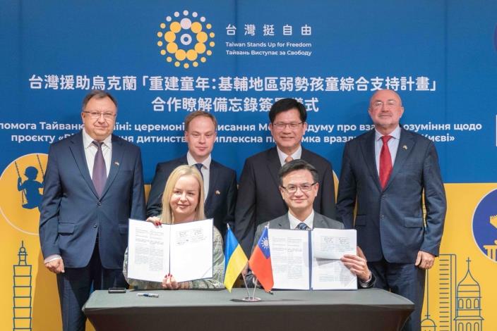 1. Minister Lin witnesses the signing of the MOU