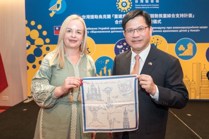 2. Deputy Director Badylevych presents Minister Lin with a souvenir handkerchief depicting the city of Kyiv