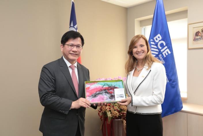 3. Minister Lin (left) presents a gift to Executive President Sánchez (right)