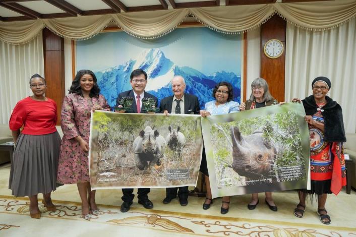 1. Minister Lin (third left) welcomes the delegation led by Minister Mkhonta-Simelane (third right).