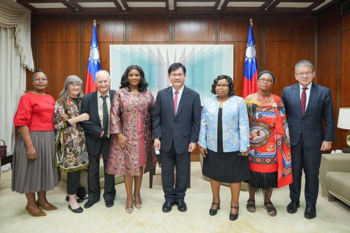 2. Minister Lin (fourth right) welcomes Minister Mkhonta-Simelane (third right), H.R.H. Princess Temaswati Tiffany Dlamini (fourth left), member of the House of Assembly Lomalanga Dlamini (second right), and Royal Conservation Advisor Reilly and his spouse (second and third left).