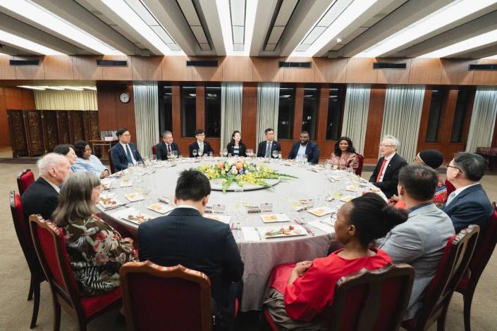3. Deputy Minister Wu hosts a welcome dinner for Minister Mkhonta-Simelane (third right).