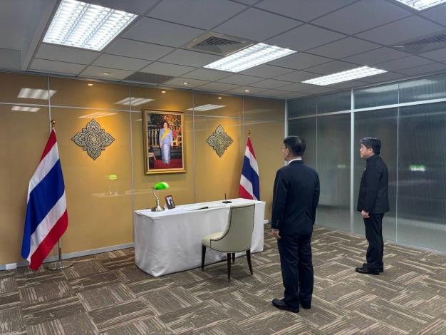 1. Vice Minister Ger pays respects to Queen Sirikit, accompanied by TTEO Executive Director Narong Boonsatheanwon.