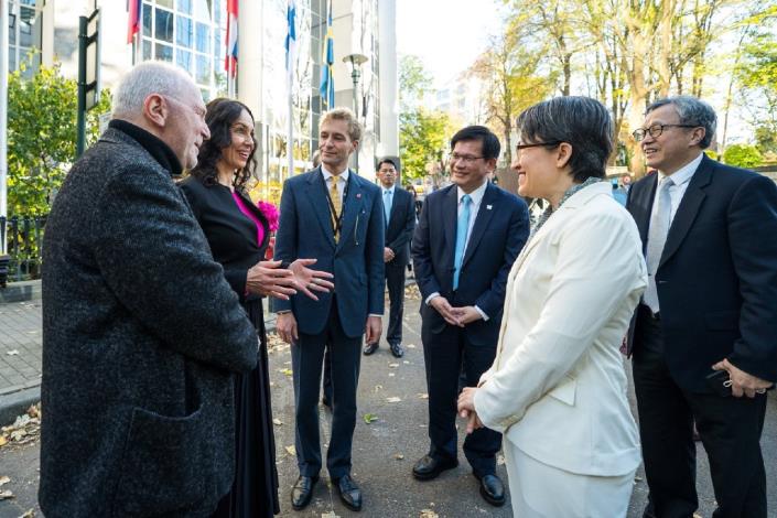 3. Quaestor Lexmann (second left), Mr. Guetta (left), and IPAC Executive Director De Pulford welcome Vice President Hsiao and Minister Lin at the entrance to the European Parliament
