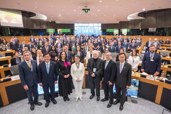 2. Vice President Hsiao poses for a group photo following her speech