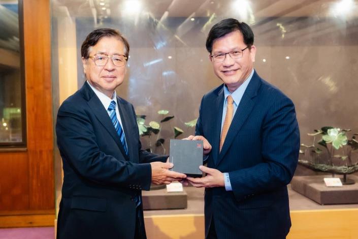 2. Minister Lin (right) presents a gift to delegation leader Executive Director Kanehara (left)