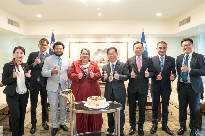 1. Vice Minister Ger (fourth right), Director-General Michael Chau-horng Lin of the Department of East Asian and Pacific Affairs (third right), and Ambassador-designate to the Marshall Islands Hsu Wei-Ming (second right) join Ambassador Kattil (fourth left) and Deputy Chief of Mission Cassailis Jarom (third left) in celebrating the 27th anniversary of diplomatic ties.