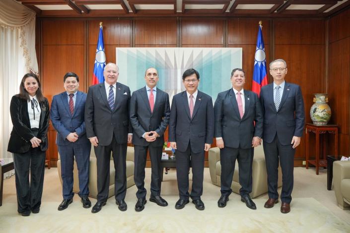 2. Minister Lin poses for a photo with Vice Minister Verdún (fourth left), Ambassador of Paraguay to Taiwan Darío Filártiga Ruiz Díaz (third left), Director General Martínez (second left), and Director General Gómez (second right).