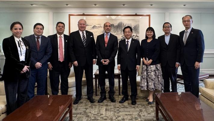 3. Vice Minister Ger (fourth right) poses for a photo with Vice Minister Verdún (center), Ambassador Filártiga (fourth left), Director General Martínez (second left), and Director General Gómez (third left).