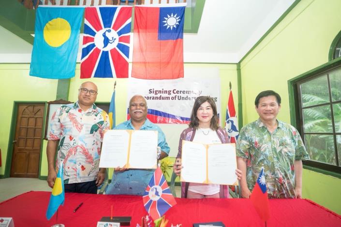 3. Minister Lin (first right) and Palau Minister of Human Resources, Culture, Tourism, and Development Ngiraibelas Tmetuchl (first left) witness the signing of an investment MOU on Palau’s premier golf course by Governor Henaro Polloi of Melekeok State (second left) and President May Liao of Jia Bang Smart Investment Co. (second right).
