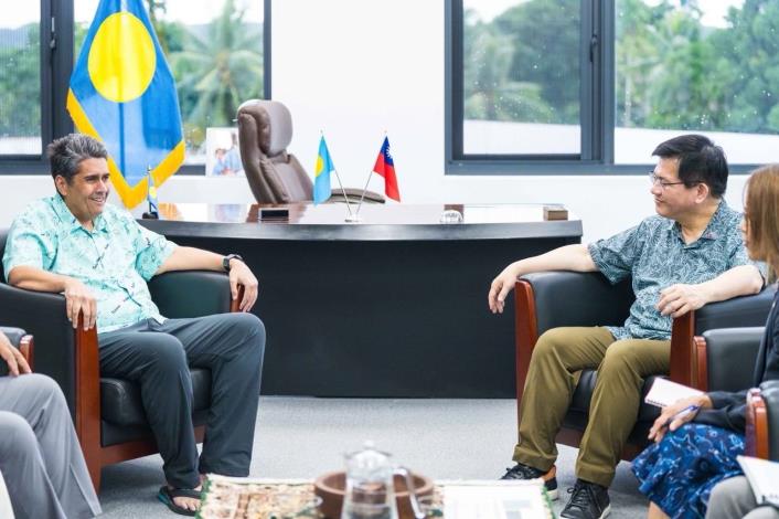 1. Minister Lin (right) calls on President Whipps (left)