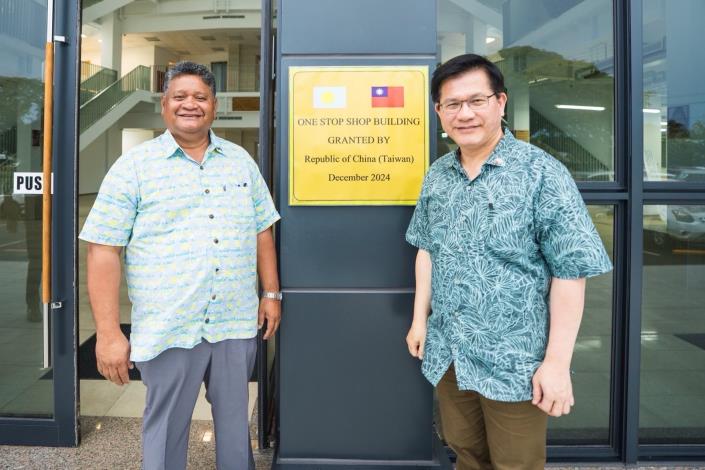 2. Minister Lin (right) and Minister of State Aitaro (left) pose for a photo in front of the One Stop Shop government building constructed with assistance from Taiwan