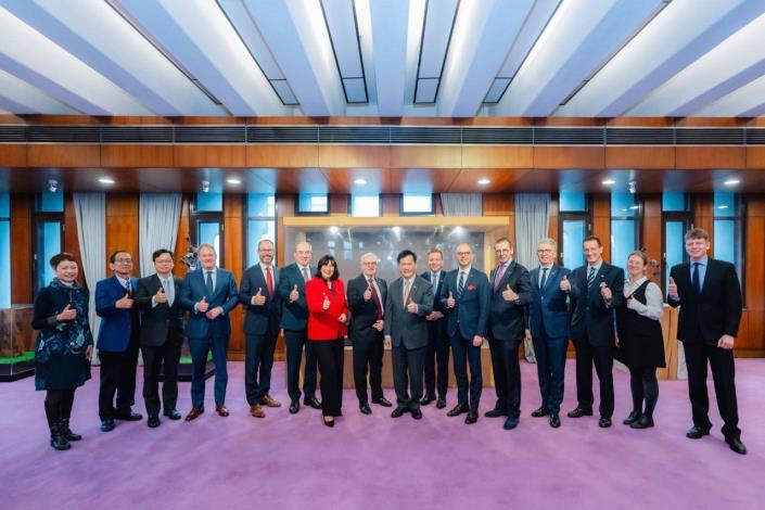 2. Minister Lin (eighth right) poses for a photo with Chair Gahler (eighth left) and other guests