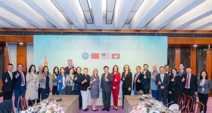 4. Minister Lin (12th right), Mayor Gallego (13th right), and other guests pose for a group photo