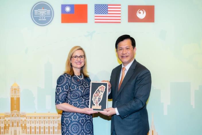 3. Minister Lin presents Mayor Gallego with a gift of a wood carving in the shape of Taiwan