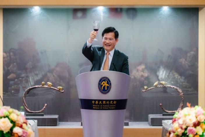 2. Minister Lin raises a toast during his speech to welcome the delegation led by Mayor Gallego