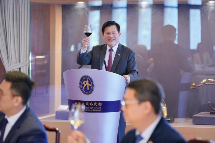 1. While delivering remarks, Minister Lin makes a toast to welcome the delegation