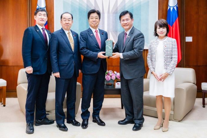3. Minister Lin, Representative Kato, and the delegation pose for a group photo.