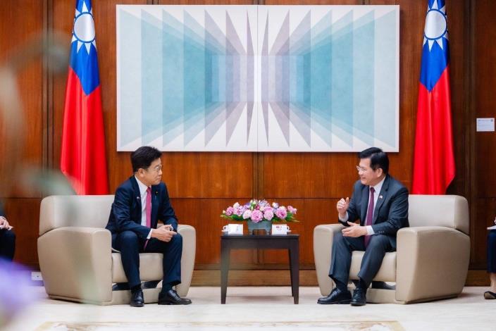 1. Minister Lin (right) exchanges views with Representative Kato (left) and the delegation.