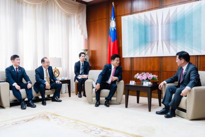 2. Minister Lin (right) exchanges views with Representative Kato and the delegation.