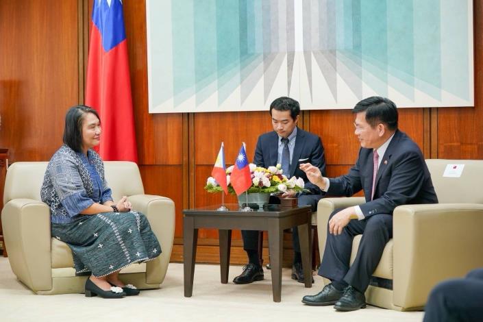 1. Minister Lin thanks Secretary General Velicaria-Garafil for her contributions to promoting Taiwan-Philippines cooperation.