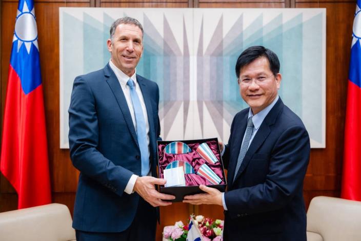 2. Minister Lin presents Mr. Kahana with hand-painted ka-tsi ceramics from Taiwan.