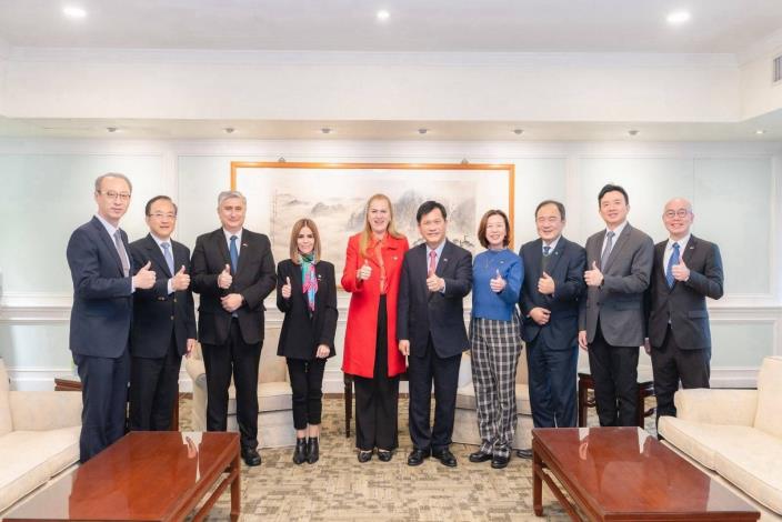 2. Minister Lin (fifth right) poses for a photo with Minister Barán (fifth left), Director General Amarilla (fourth left), and other guests.