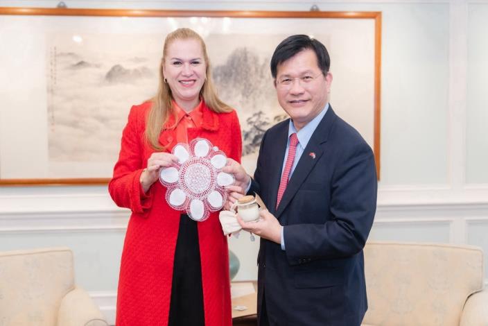 1. Minister Barán (left) presents traditional Paraguayan spider lace (ñandutí) to Minister Lin (right).
