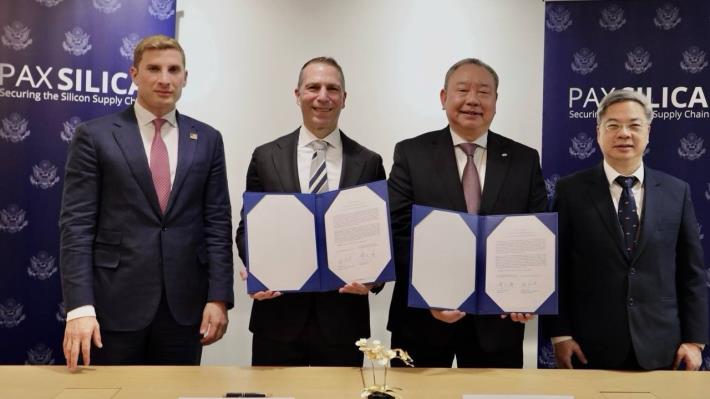 1. Minister Kung (right) and Under Secretary Helberg (left) witness the signing of the joint statement.