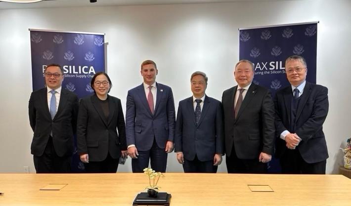 2. Under Secretary Helberg (third left), Minister Kung (third right), and members of the Taiwan delegation (from left, Deputy Minister Chen, Deputy Minister Hou, Representative to the United States Alexander Tah-ray Yui, and Deputy Minister Liu) pose for a photo.