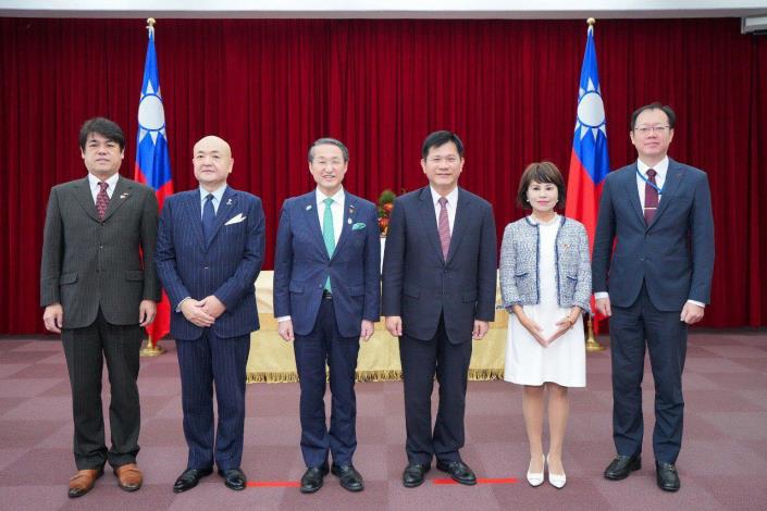 3. Minister Lin (third right), Governor Hirai (third left), and others pose for a photo