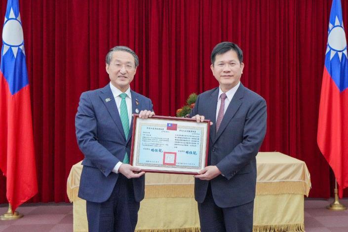 2. Minister Lin bestows upon Governor Hirai the Friend of Foreign Service Medal