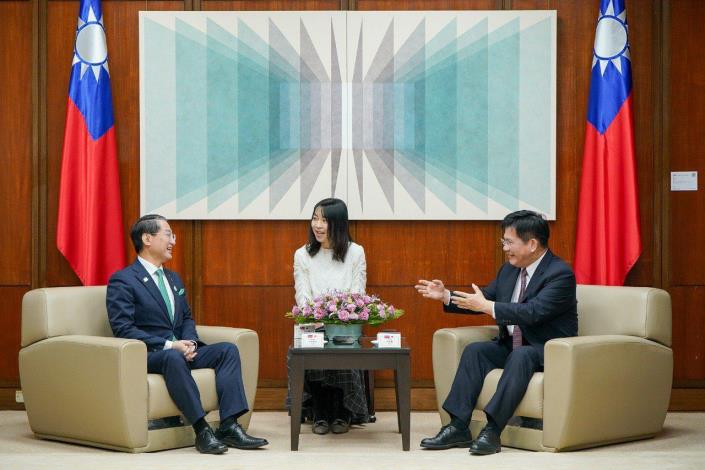 1. Minister Lin thanks Governor Hirai for his outstanding contributions to advancing a wide range of exchanges between Taiwan and Japan