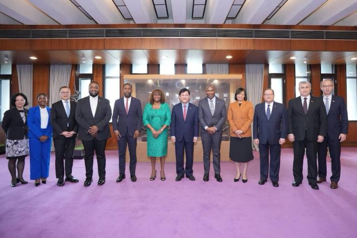 2. Minister Lin (sixth right) poses for a photo with Ambassador Bowman (sixth left) and other guests