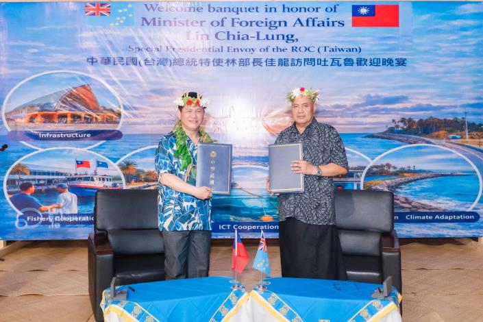 3. Minister Lin (left) attends a state banquet hosted by Prime Minister Teo (right) and signs the agreement on the avoidance of double taxation.