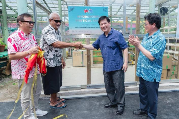 5. Minister Lin (second right) conducts a visit to inspect the results of smart agriculture cooperation between Taiwan and Tuvalu.