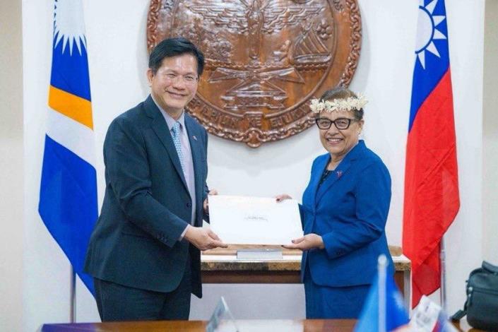Special Envoy Lin presents his credentials to President Heine.