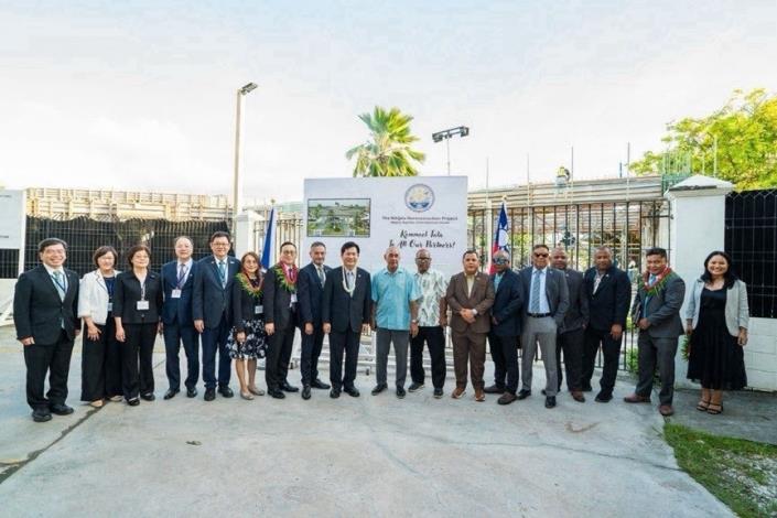 Special Envoy Lin (ninth left) poses for a photo with Speaker Wase (ninth right) and cabinet members at the site of the Nitijela reconstruction project.