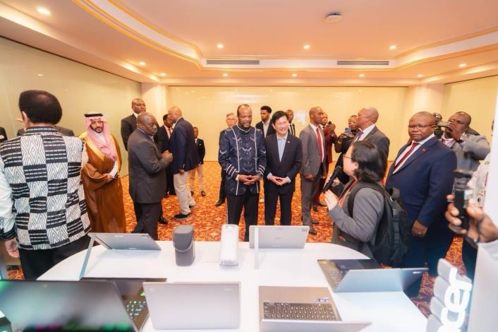 2. King Mswati III and Minister Lin view a display of ICT products from the Taiwanese company Acer.