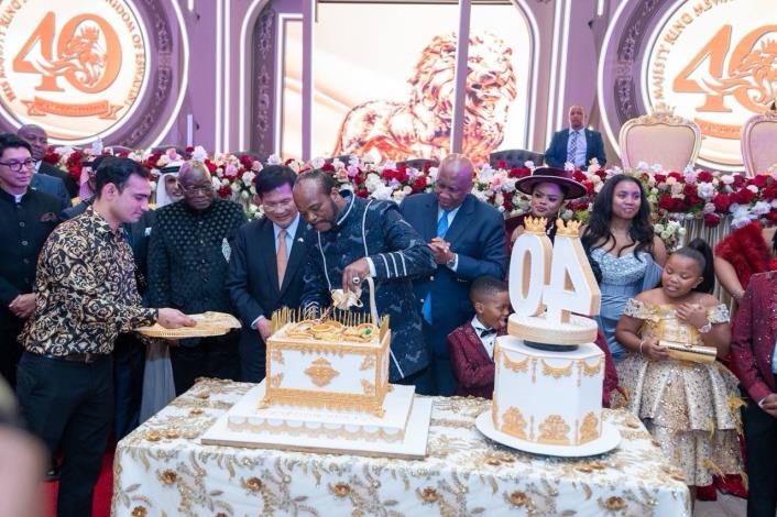 3. King Mswati III (fifth left), Minister Lin (fourth left), and heads of state and representatives of other countries attend a celebratory dinner for international dignitaries.