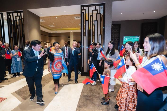Minister Shakantu (center, wearing traditional national dress) and members of the Taiwanese overseas community gather to see off Minister Lin.