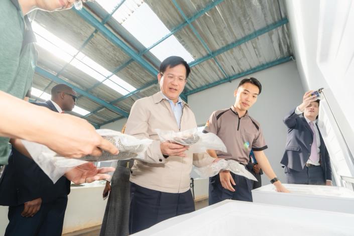 Minister Lin inspects the results of work to optimize the storage and packaging of aquaculture products at the Aquaculture Research and Production Centre, a collaboration between Taiwan and Eswatini.