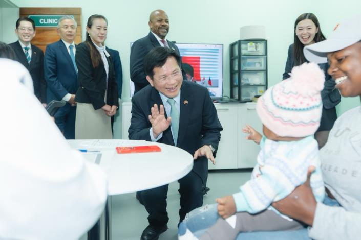 Minister Lin interacts with patients at Manzini Government Hospital’s smart medicine clinic.