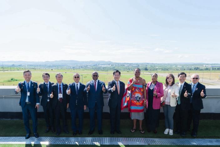 Minister Lin (center), Minister Lonkhokhela (fifth right), Minister Khumalo (fifth left), Minister Maziya (fourth right), and Taiwanese business representatives pose for a group photo at the site.