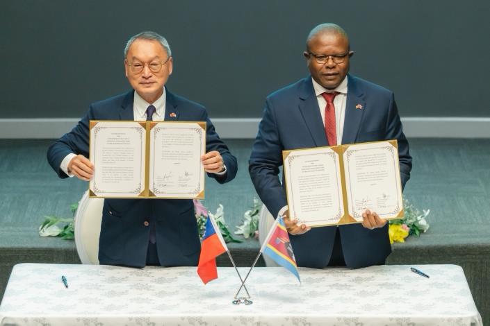 Chairman Lin (left) and Minister Khumalo (right) sign an LOI to invest in the TIIP.