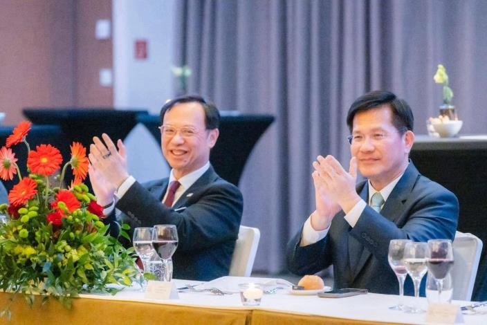 1. Minister Lin (right) and Minister Shih (left) cohost a banquet for representatives from Taiwan’s diplomatic allies