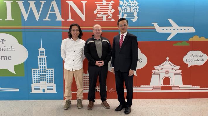 MOFA Department of International Cooperation and Economic Affairs Deputy Director General Daniel Ching-i Chen (right) meets Deputy Permanent Representative Bisbee (center) at the airport together with Taiwan’s Deputy Permanent Representative to the WTO Wu Chien-huei (left).
