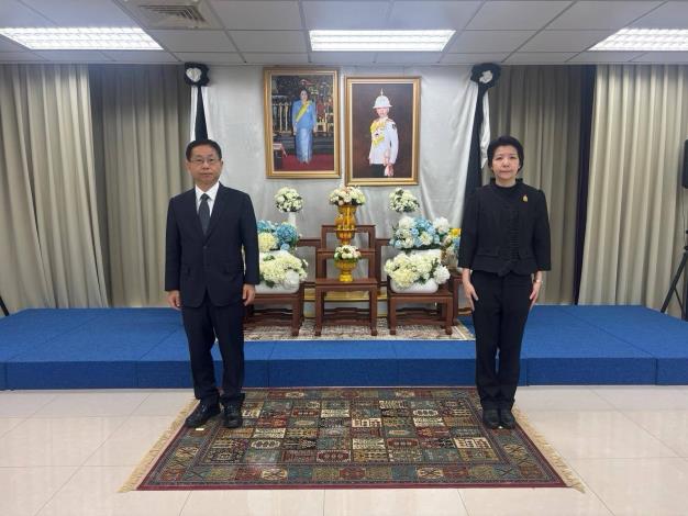 1. Vice Minister Ger (left) accompanied by Deputy Executive Director of the Thailand Trade and Economic Office Supara Pengstitong pays respects to Princess Bajrakitiyabha.