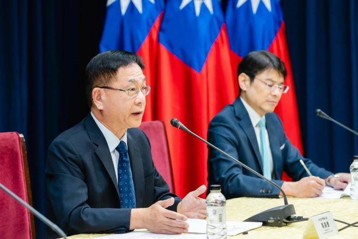 Caption 1: Vice Minister Ger (left) explains Taiwan’s appeals and methods of promoting participation in the UN this year. 