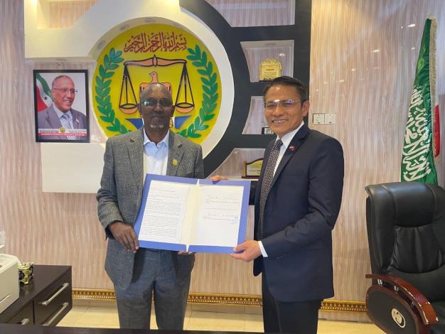 Chargé d’Affaires of the Taiwan Representative Office in Somaliland Wu Chen-chi and Somaliland Health Minister Hassan Mohamed Ali Gafadhi following the signing of the vaccine donation agreement。